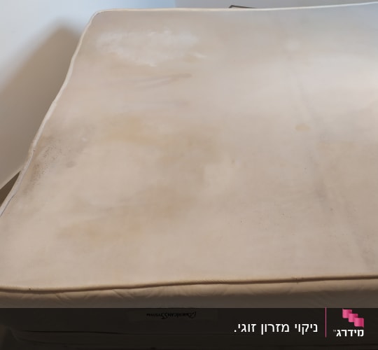 מזרן עם כתמים שונים על פני השטח